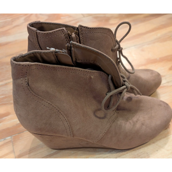 Wms Universal Thread Microsuede Taupe Bessie Bootie Size 8 NWT Lace up Wedges - Picture 1 of 7